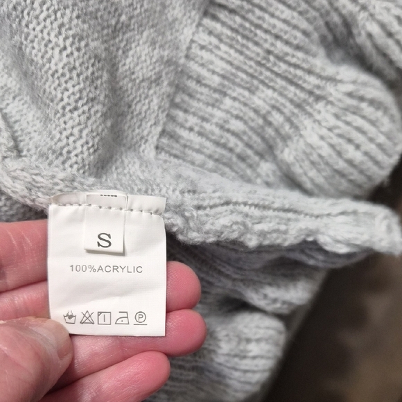 Brand Unknown Light Gray Cardigan Button With Scalloped Edge Sweater Size S NWOT - Picture 8 of 9